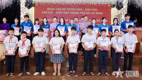 Đoàn công tác trao học bổng, quà tặng học sinh có hoàn cảnh khó khăn của TP Huế.