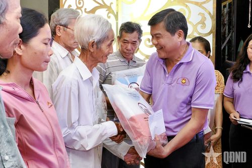 Đại diện Ban Tuyên giáo và Dân vận Thành ủy TP Hồ Chí Minh trao quà tặng các hộ dân có hoàn cảnh khó khăn tại TP Huế.
