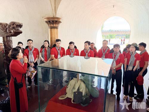 Đoàn công tác nghe thuyết minh về Di tích Quốc gia đặc biệt Thành cổ Quảng Trị.