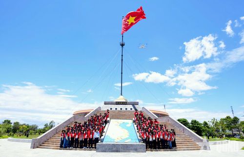 Đoàn học tập truyền thống tại Di tích Cột cờ Giới tuyến (hay Cột cờ Hiền Lương), tỉnh Quảng Trị.