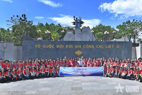 Đoàn đến dâng hương, học tập truyền thống tại Nghĩa trang Liệt sĩ Quốc gia Đường 9, tỉnh Quảng Trị.