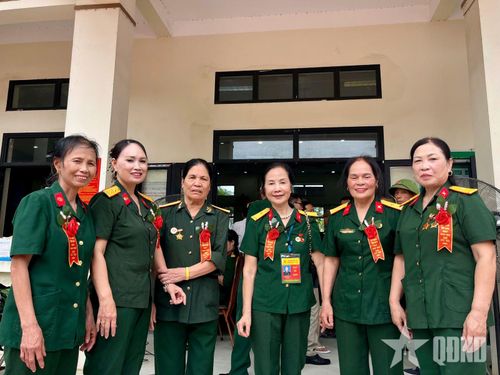  Các cựu chiến binh ôn lại kỷ niệm xưa.