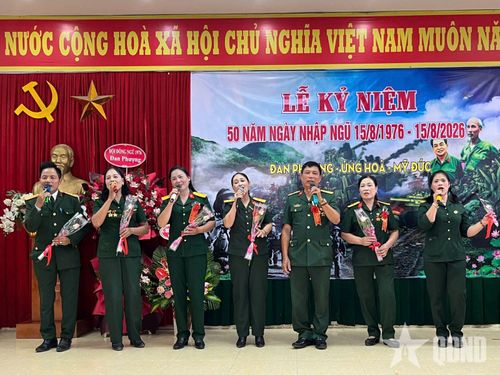 Một tiết mục văn nghệ tại buổi gặp mặt. 