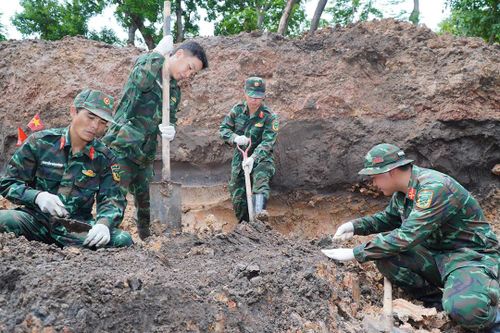 Lực lượng chức năng tìm kiếm, quy tập hài cốt liệt sĩ tại vị trí thứ 2 (Khu B), Công viên Lê Thị Riêng.