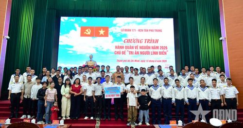 Đại diện Chi bộ Xây dựng lực lượng Khu Công nghiệp Tân Phú Trung tặng quà cán bộ, chiến sĩ Lữ đoàn 171.