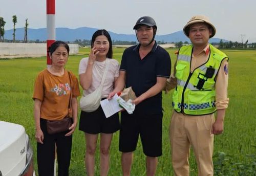 Tổ CSGT bàn giao số tiền cho anh Phú.