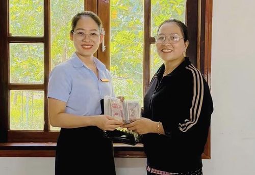 Chị Sen trao trả tài sản nhặt được cho bà Thu.
