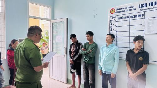 4 đối tượng vừa bị khởi tố về hành vi: “Tổ chức sử dụng trái phép chất ma túy”.