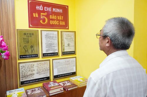 Người dân phường Phước Long tìm hiểu tư liệu về Chủ tịch Hồ Chí Minh trong khuôn viên trụ sở Đảng ủy và Ủy ban MTTQ Việt Nam phường. Ảnh: PHƯƠNG UYÊN