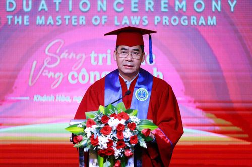 TS Lê Trường Sơn, Hiệu trưởng Trường Đại học Luật TPHCM, phát biểu tại buổi lễ
