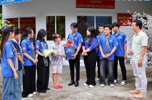 Đoàn phường Bình Lợi Trung và chiến sĩ Mùa hè xanh trao quà cho người dân có hoàn cảnh khó khăn
