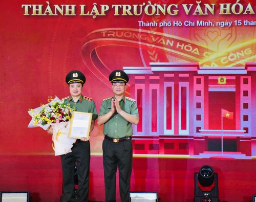 Lãnh đạo Bộ Công an trao quyết định về việc bổ sung Trường Văn hoá CAND V vào tổ chức bộ máy của Công an Thành phố
