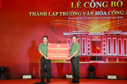 Lãnh đạo Bộ Công an tặng quà cho nhà trường