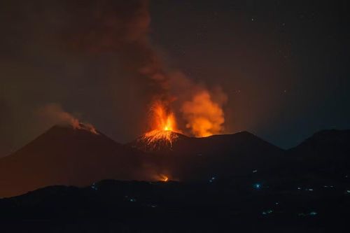 Núi lửa Etna ở Sicily, Italy, phun trào. Ảnh: AP/Salvatore Allegra.