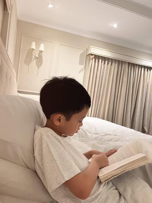 Con trai Tăng Thanh Hà chăm chú đọc sách. Nữ diễn viên cho biết cô không ép buộc mà tạo điều kiện để các con hình thành thói quen đọc một cách tự nhiên. Ảnh: FB Tăng Thanh Hà.