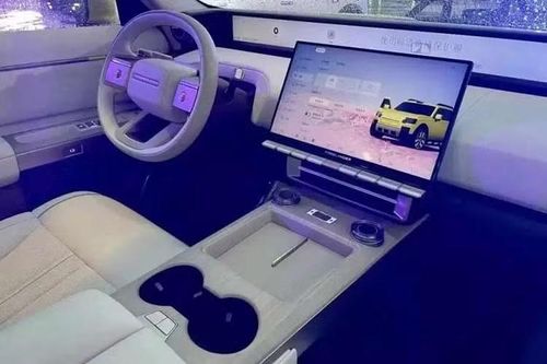 Bên trong xe Freelander 8 sở hữu màn hình điều khiển từ xa 46,3 inch và màn hình cảm ứng trung tâm LED 15,6 inch. Những chi tiết cao cấp gồm các nút bấm vật lý với họa tiết Paris Nail và hai núm điều khiển dạng nổi làm từ tinh thể quang học cấp K9 với 144 mặt cắt chính xác.
