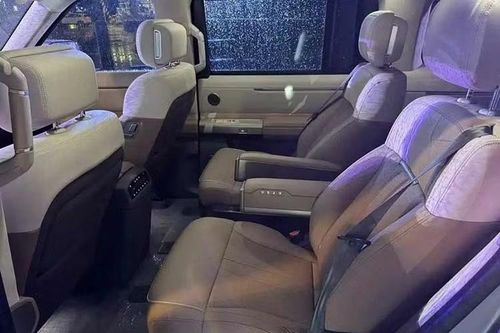 Hệ thống đánh lái bánh sau 10 độ là trang bị tiêu chuẩn, giúp giảm bán kính quay đầu và cho phép xe thực hiện chế độ đi ngang như cua bò. Khả năng phanh được tăng cường với cùm phanh cố định 6 piston và đĩa phanh thông gió 404 mm, giúp xe đạt quãng đường phanh ngắn nhất 35,7 m.
