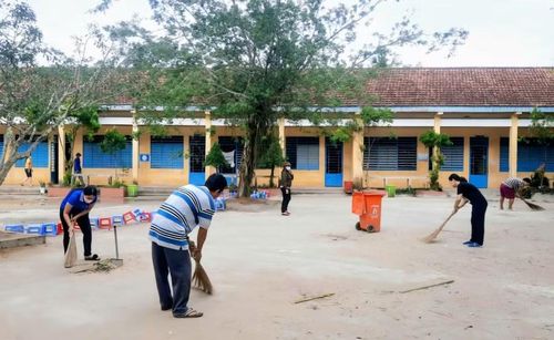 Giáo viên vệ sinh trường, lớp chuẩn bị năm học mới.