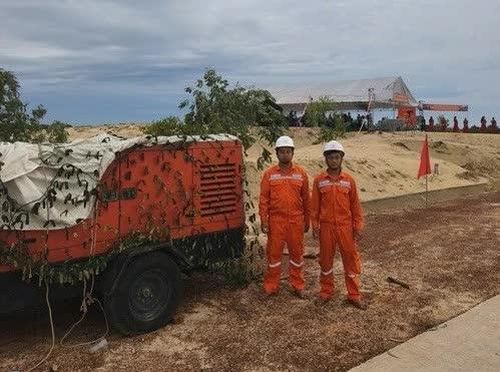Bố trí máy phát và nhân lực ứng trực diễn tập phòng cháy, chữa cháy rừng. (Nguồn: Điện lực Huế)