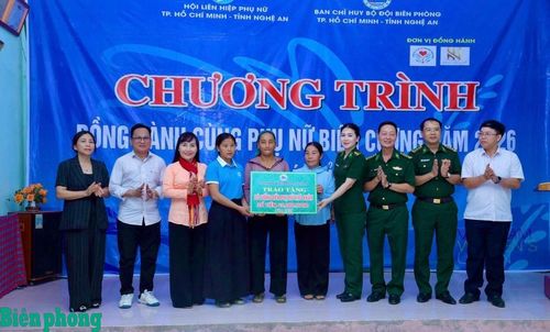 Ban tổ chức Chương trình trao tặng mô hình sinh kế bò giống cho các hội viên phụ nữ có hoàn cảnh khó khăn xã Tam Thái. Ảnh: Lê Thạch