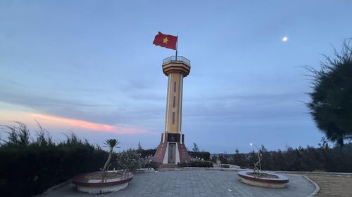 Cột cờ trên đỉnh Thới Lới- Lý Sơn