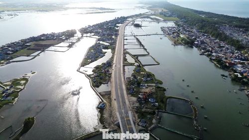 Khởi công từ tháng 3/2022, dự án dự kiến hoàn thành vào tháng 3/2025, nhưng từng nhiều lần phải điều chỉnh tiến độ do vướng mắc giải phóng mặt bằng. Đến nay, công trình sắp về đích sau hơn 4 năm thi công, tạo dấu ấn mới trong đầu tư hạ tầng giao thông của TP. Huế, đặc biệt là khu vực ven biển và đầm phá - nơi từng xảy ra tình trạng chia cắt, cách trở đò giang qua bao thế hệ. 