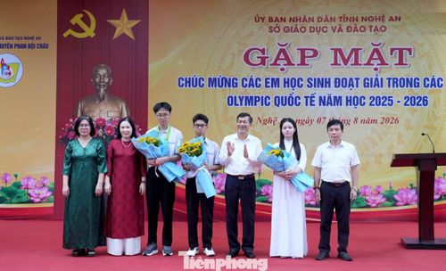 Nguyễn Hoàng Phương (thứ 3 từ trái qua) trong lần gặp mặt, khen thưởng của UBND tỉnh Nghệ An.