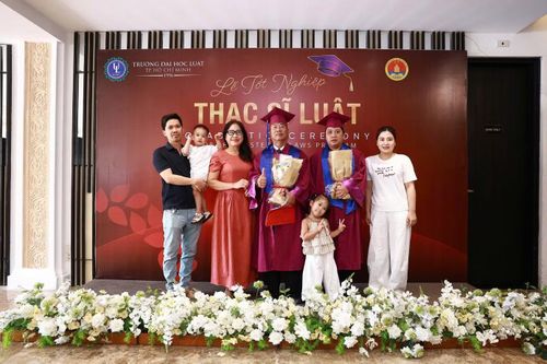 Ông Pháo và gia đình trong buổi lễ tốt nghiệp thạc sĩ