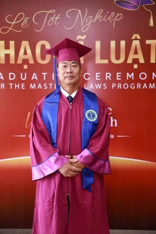 Ông Đặng Văn Pháo trong lúc nhận bằng thạc sĩ Luật