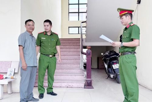 Cơ quan CSĐT Công an tỉnh Bắc Ninh tống đạt quyết định khởi tố bị can đối với Nguyễn Quang Thiều. Ảnh: Công an tỉnh Bắc Ninh.