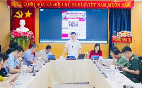  Ông Vũ Hồng Thuấn, Chủ tịch UBND phường Vũng Tàu vận động người dân tự nguyện hiến đất mở rộng hẻm trên tinh thần tự nguyện 
