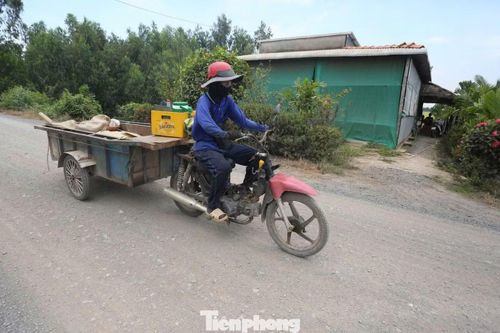  Người dân Vĩnh Châu mong mỏi việc nâng cấp, sửa chữa đường suốt nhiều năm qua. ﻿Ảnh: Nguyễn Tiến 
