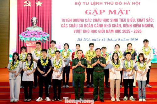 Lãnh đạo BTL Thủ đô trao thưởng các em học sinh tiêu biểu, xuất sắc.