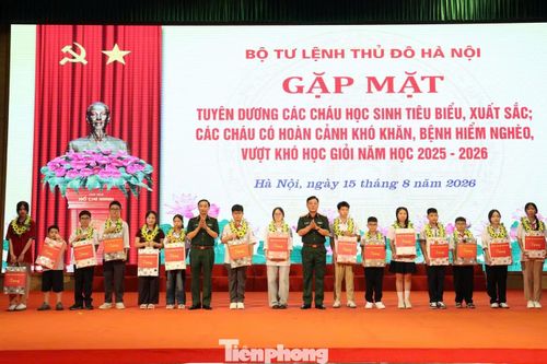 Đặng Thị Trà My (thứ 2 từ phải qua) là 1 trong 20 học sinh có hoàn cảnh khó khăn, bệnh hiểm nghèo, vượt khó học giỏi được BTL Thủ đô vinh danh.