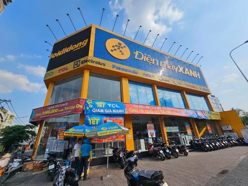 Các cửa hàng của DMX còn cung cấp một số dịch vụ tiện ích như rút tiền, thanh toán tiền điện, tiền nước và các dịch vụ khác với tổng giá trị giao dịch khoảng 65.000 tỷ đồng. Ảnh: MWG.