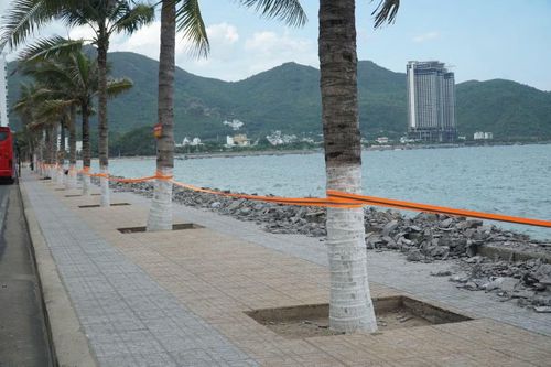 Đơn vị thi công căng dây để đảm bảo an toàn cho người dân, du khách.