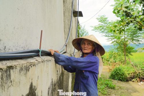 Các đường ống dẫn nước từ giếng đồng về nhà người dân.