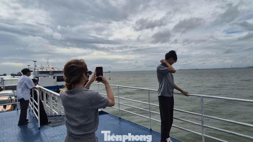 Nhiều du khách chọn lên boong tàu để trải nghiệm phong cảnh