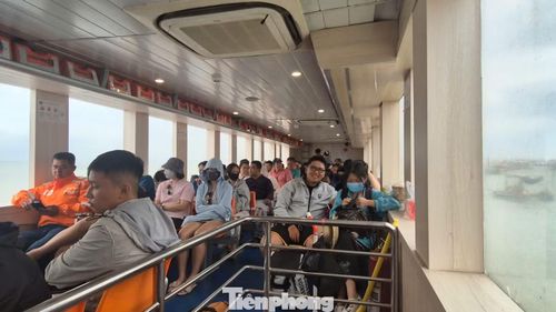 Phòng chờ máy lạnh, cửa kính trang bị đầy đủ áo phao, trang thiết bị, khiến du khách thích thú