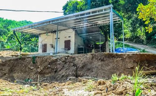 Ghi nhận cho thấy, đây là khu dân cư có độ dốc lớn bên dòng sông Lò. Nền đất tiếp tục sụt lún, biến dạng và nguy cơ sạt lở có thể tiếp tục xảy ra.