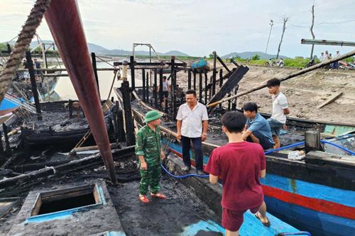 Vụ hỏa hoạn khiến 3 tàu cá bị thiêu rụi hoàn toàn, 2 tàu khác hư hỏng.