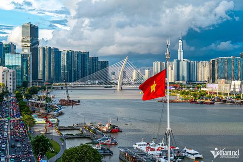 Việc phát triển kinh tế, xây dựng cuộc sống ấm no, tự do hạnh phúc cho nhân dân đi đôi với bảo vệ vững chắc toàn vẹn lãnh thổ. Ảnh: Tuấn Hùng