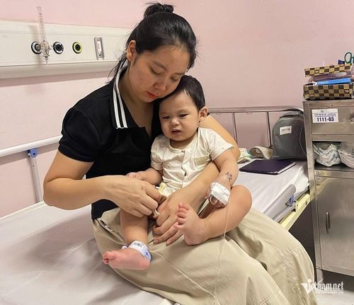 Cứ khoảng 3 tháng, vợ chồng anh Tú lại đưa Gia Hân về bệnh viện ở Hà Nội để khám định kỳ