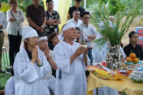 NSND Tạ Minh Tâm cùng 2 con gái làm lễ tạ mộ mới xây cho vợ ở quê.