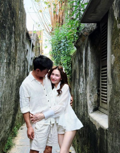 Sao Việt 15/8: Ca sĩ Hòa Minzy và chồng sắp cưới - đại úy Thăng Văn Cương "quấn như sam" sau thời gian xa cách. 