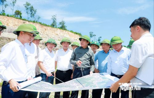 Chủ tịch UBND tỉnh Võ Trọng Hải kiểm tra tại phường Tân Mai nghe báo cáo về Dự án Nâng cấp, mở rộng Quốc lộ 48D, công tác thu hút đầu tư vào khu Bến cảng Đông Hồi và hạ tầng kết nối Dự án Khu nghỉ dưỡng La Brise. Ảnh: Thành Duy