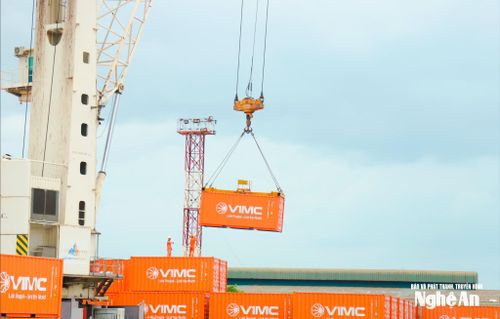 Bốc xếp hàng hóa qua Cảng Cửa Lò. Ảnh: Thành Duy