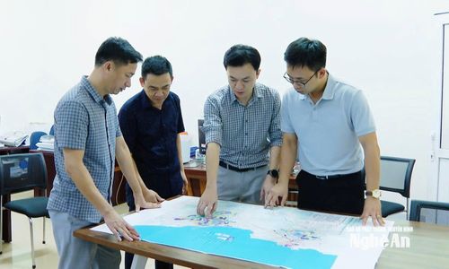Cán bộ Phòng Xây dựng và Môi trường, Ban Quản lý KKT Đông Nam Nghệ An đang tập trung thực hiện quy hoạch KKT Đông Nam theo Quyết định số 490 của Thủ tướng Chính phủ và Kế hoạch số 516 của UBND tỉnh. Ảnh: P.V