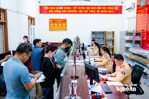 Người dân thực hiện các thủ tục hành chính về lĩnh vực giao thông tại địa chỉ số 108 đường Hoàng Phan Thái, phường Vinh Phú. Ảnh tư liệu