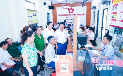 Cán bộ Mặt trận xã Lam Thành giám sát tinh thần phục vụ của cán bộ, công chức tại Trung tâm Phục vụ hành chính công xã. Ảnh: Mai Hoa